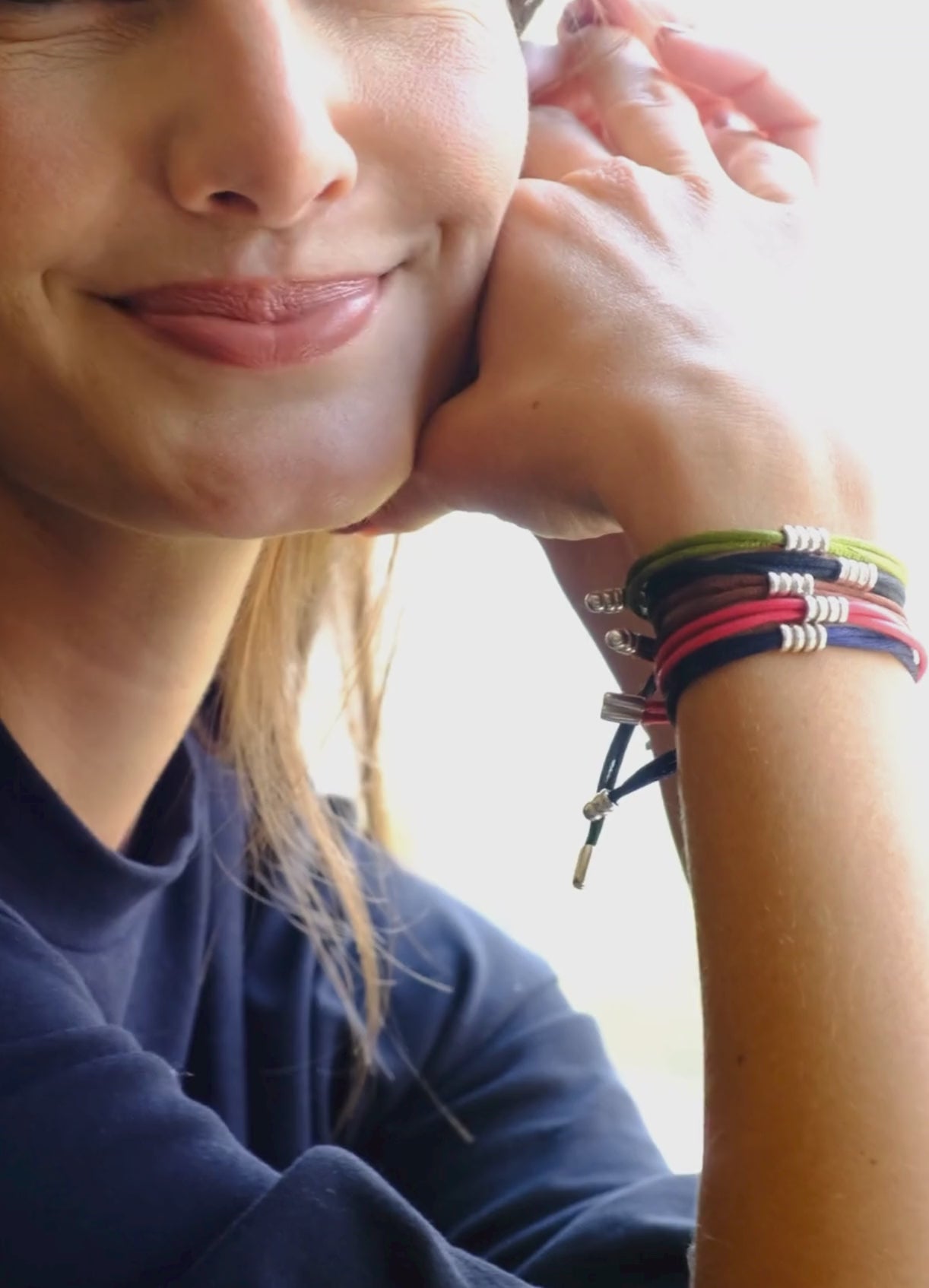 Pulseira de Seda Azul Royal com Pingente em Prata 925: Sabedoria